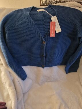 Cropped Ribbed V-Neck Button Cardigan in Deep Blue